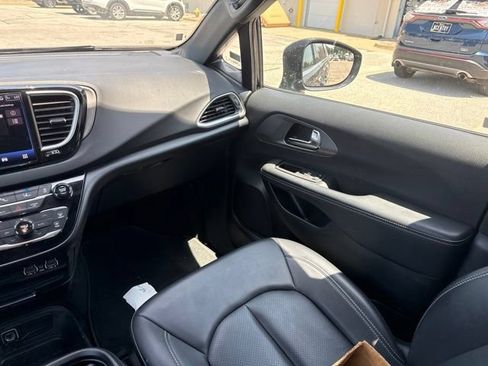 Used 2025 Chrysler Pacifica Select FWD image 18