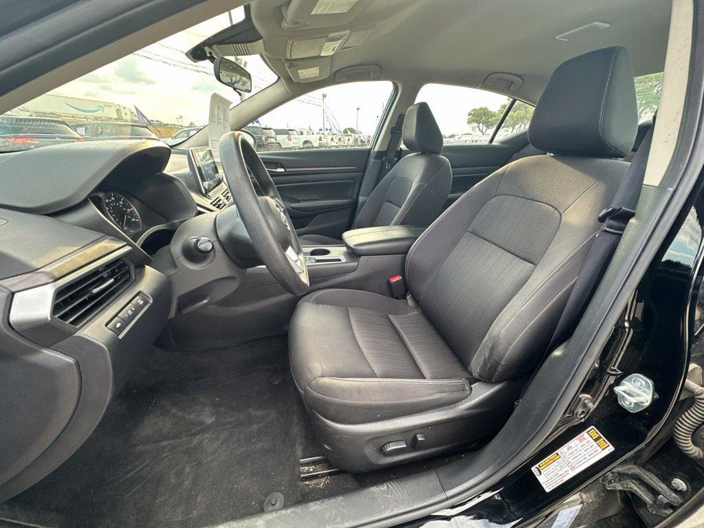Used 2025 Nissan Altima 2.5 SV FWD image 8