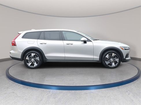 Used 2020 Volvo V60 T5 Cross Country image 5