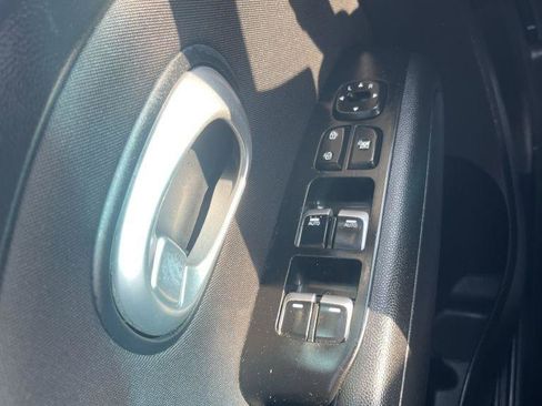 Used 2018 Kia Soul + FWD image 18