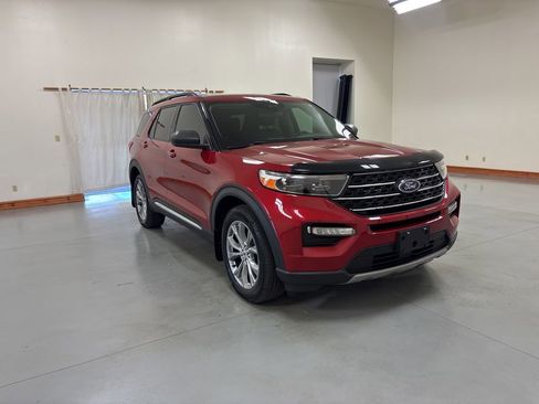 Used 2022 Ford Explorer XLT w/ Equipment Group 202A AWD/4WD image 2