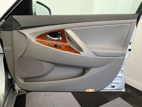 Used 2011 Toyota Camry XLE image 11