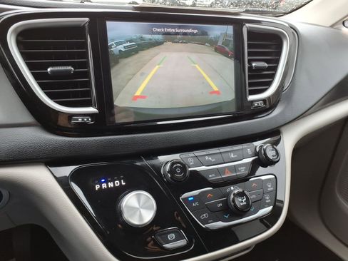 Used 2023 Chrysler Pacifica Touring-L image 19