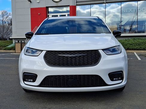 Used 2024 Chrysler Pacifica Select image 3