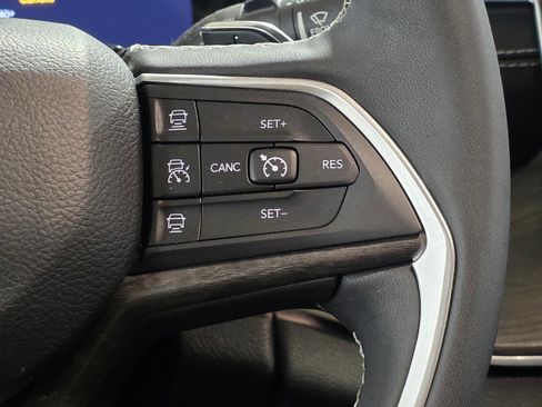 Used 2023 Jeep Grand Cherokee L Limited w/ Luxury Tech Group II AWD/4WD image 32