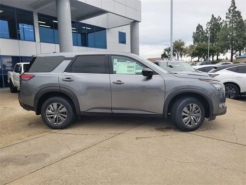 New 2025 Nissan Pathfinder S image 4