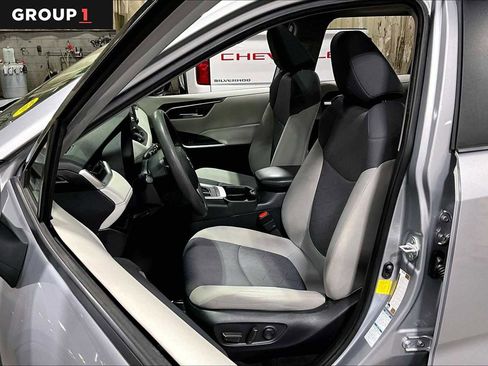 Used 2020 Toyota RAV4 XLE w/ Convenience Package image 8