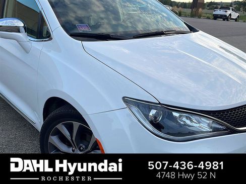 Used 2018 Chrysler Pacifica Limited w/ Tire & Wheel Group FWD image 1
