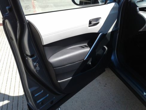 Used 2024 Toyota Corolla Cross LE image 16