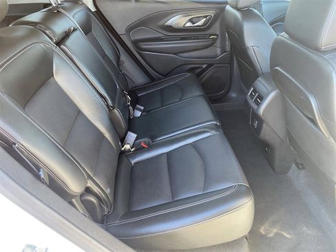 Used 2024 GMC Terrain SLT image 11