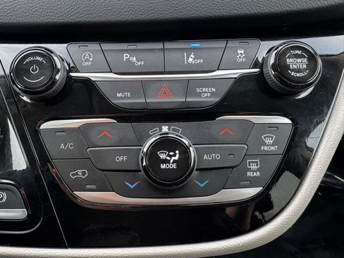 Used 2024 Chrysler Pacifica Touring-L image 11