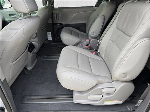 Used 2019 Toyota Sienna XLE w/ XLE Navigation Package FWD image 17