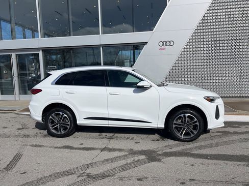 Used 2025 Audi Q5 Premium w/ Convenience Package image 15