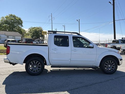 Used 2011 Nissan Frontier SL AWD/4WD image 5