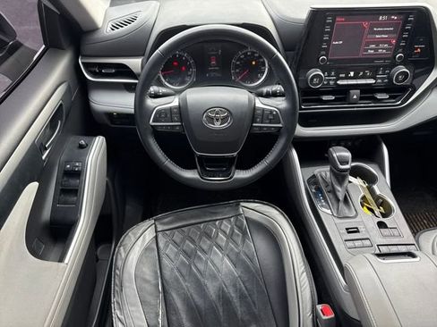 Used 2021 Toyota Highlander LE image 21