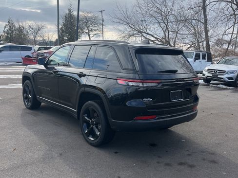 Used 2023 Jeep Grand Cherokee Altitude image 3