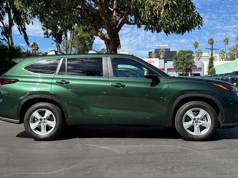 Used 2024 Toyota Highlander LE image 3