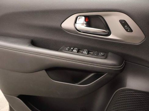 Used 2025 Chrysler Pacifica Select FWD image 19