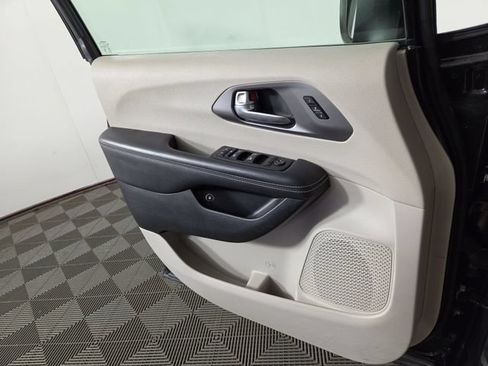 Used 2023 Chrysler Pacifica Touring-L FWD image 30