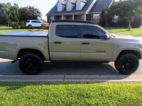 Used 2017 Toyota Tacoma TRD Sport w/ Tow Package (A/T) AWD/4WD image 7