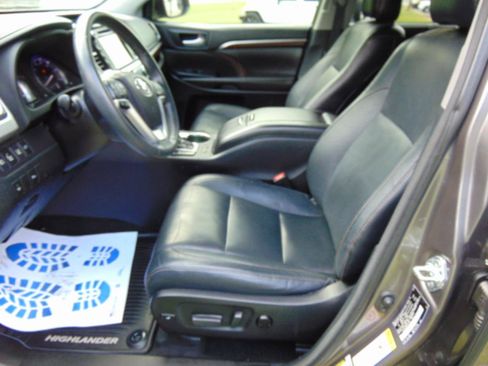 Used 2016 Toyota Highlander Limited w/ Driver Technology Package FWD image 5