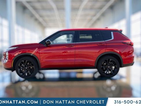 Used 2024 Mitsubishi Outlander SE image 2