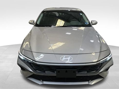Used 2025 Hyundai Elantra Hybrid FWD image 9