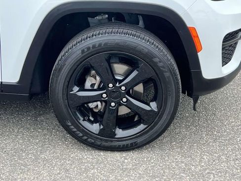 Used 2023 Jeep Grand Cherokee Altitude AWD/4WD image 7