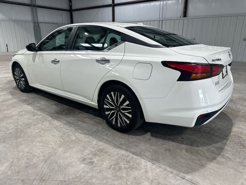 Used 2025 Nissan Altima 2.5 SV FWD image 3
