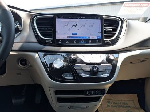 Used 2023 Chrysler Pacifica Touring-L FWD image 18