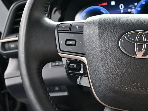 Used 2023 Toyota Crown Limited image 18