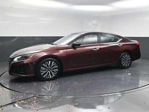 Used 2024 Nissan Altima 2.5 SV image 3