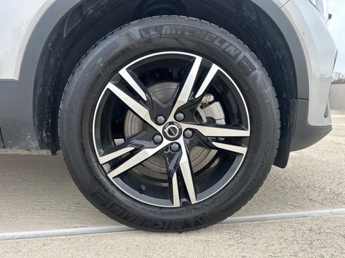 Certified 2025 Volvo XC40 B5 Core image 9