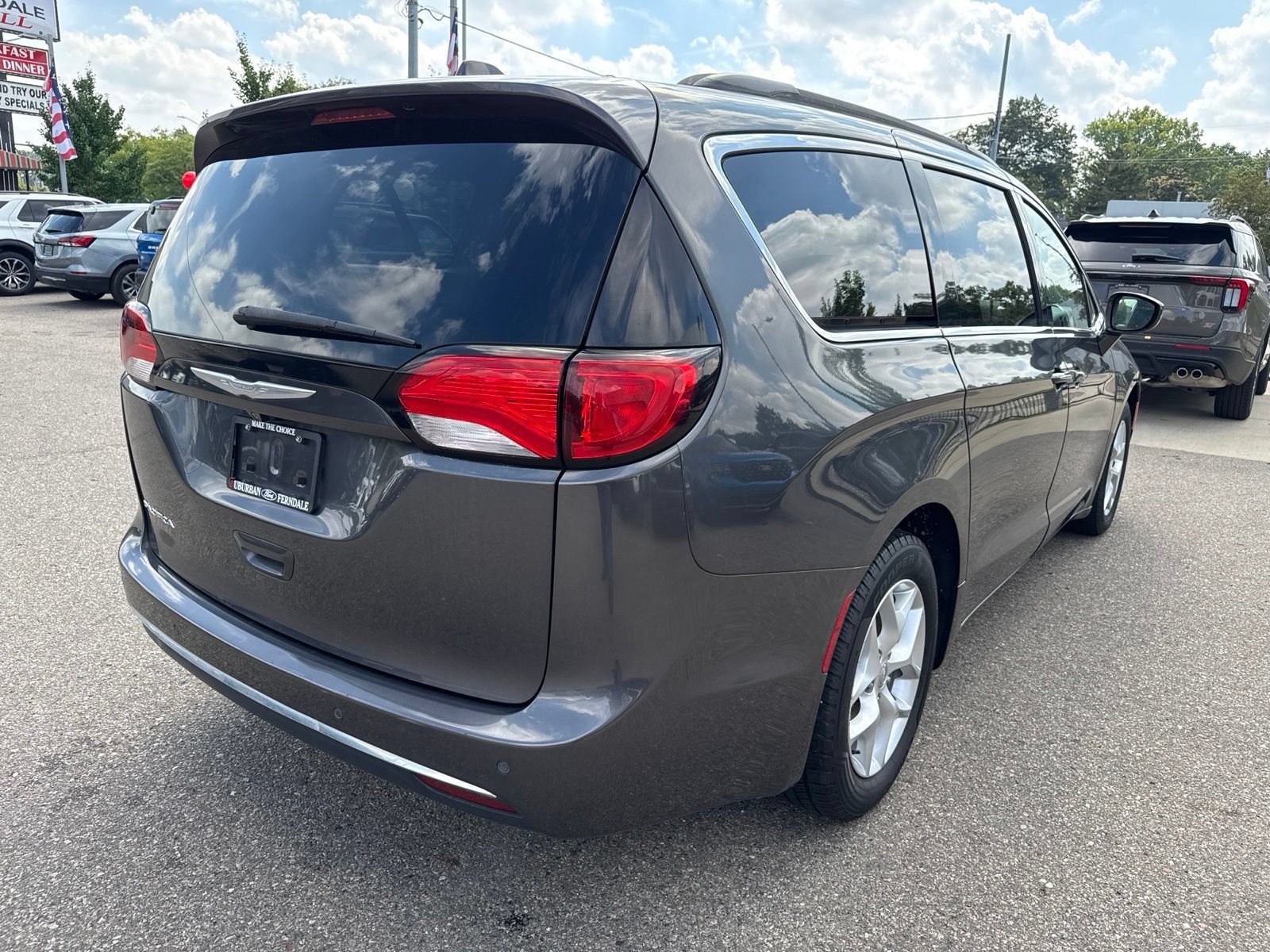 Used 2018 Chrysler Pacifica Touring Plus w/ Tire & Wheel Group FWD image 7