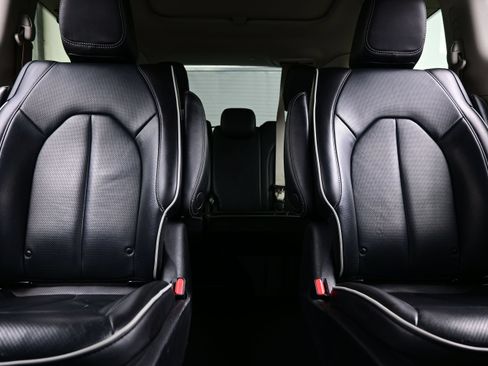 Used 2021 Chrysler Pacifica Limited w/ Uconnect Theater Family Group FWD image 16
