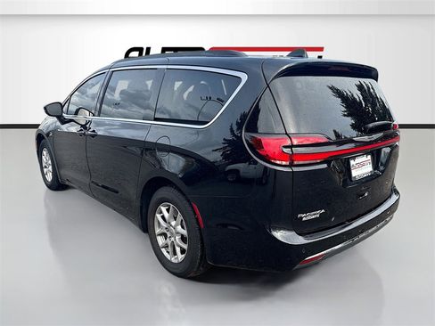 Used 2022 Chrysler Pacifica Touring-L image 5