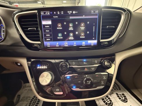 Used 2022 Chrysler Pacifica Touring-L FWD image 31