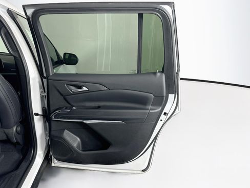 Used 2025 Chevrolet Traverse LT FWD image 32