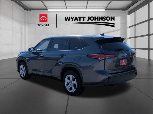 Used 2022 Toyota Highlander LE FWD image 5