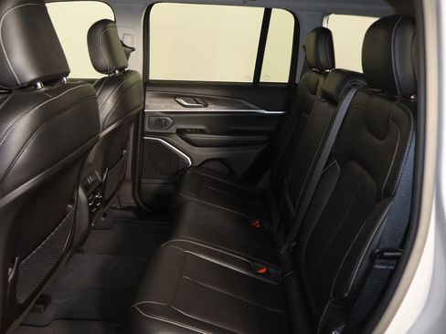 Used 2023 Jeep Grand Cherokee Limited w/ Black Appearance Package image 17