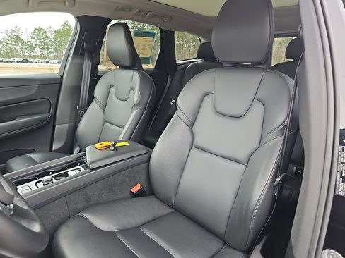 Used 2025 Volvo XC60 B5 Core image 19