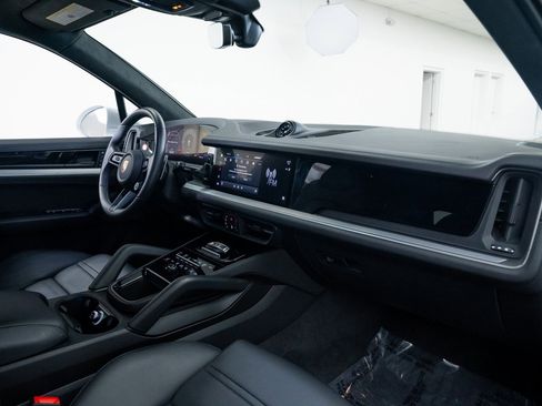 Used 2024 Porsche Cayenne Turbo image 30