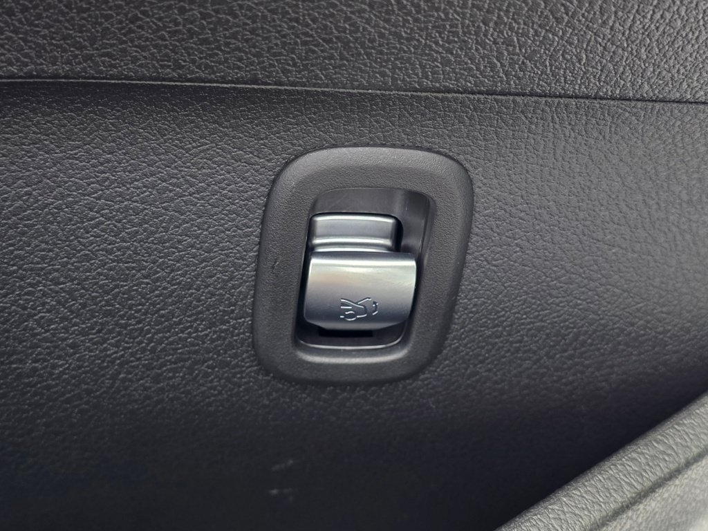 Used 2026 Mercedes-Benz C 300 4MATIC Sedan image 37