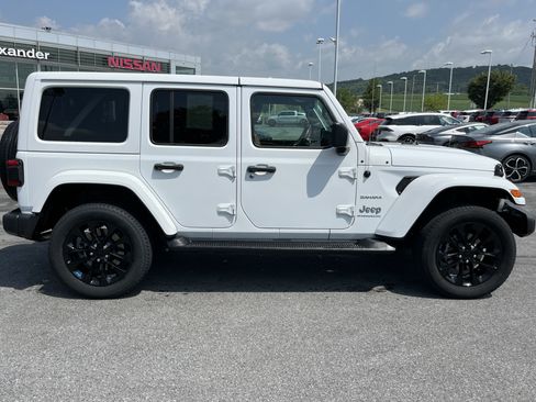 Used 2023 Jeep Wrangler Unlimited Sahara w/ Cold Weather Group AWD/4WD image 2
