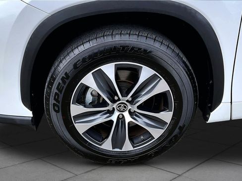 Used 2023 Toyota Highlander XLE image 10
