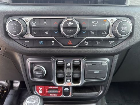 Used 2024 Jeep Wrangler Unlimited AWD/4WD image 27