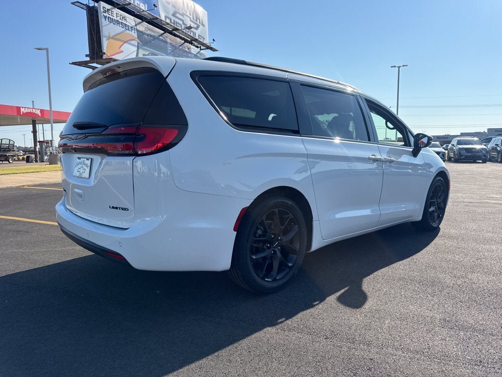 Used 2025 Chrysler Pacifica Limited FWD image 7
