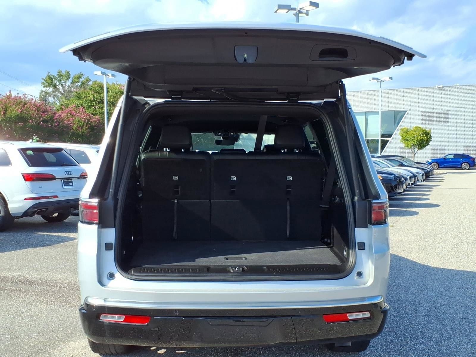 Used 2023 Jeep Wagoneer Series II AWD/4WD image 30