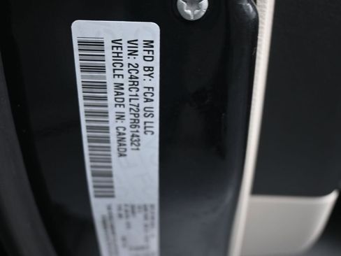 Used 2023 Chrysler Pacifica Touring-L image 18