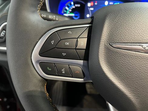 Used 2023 Chrysler Pacifica Pinnacle FWD image 32